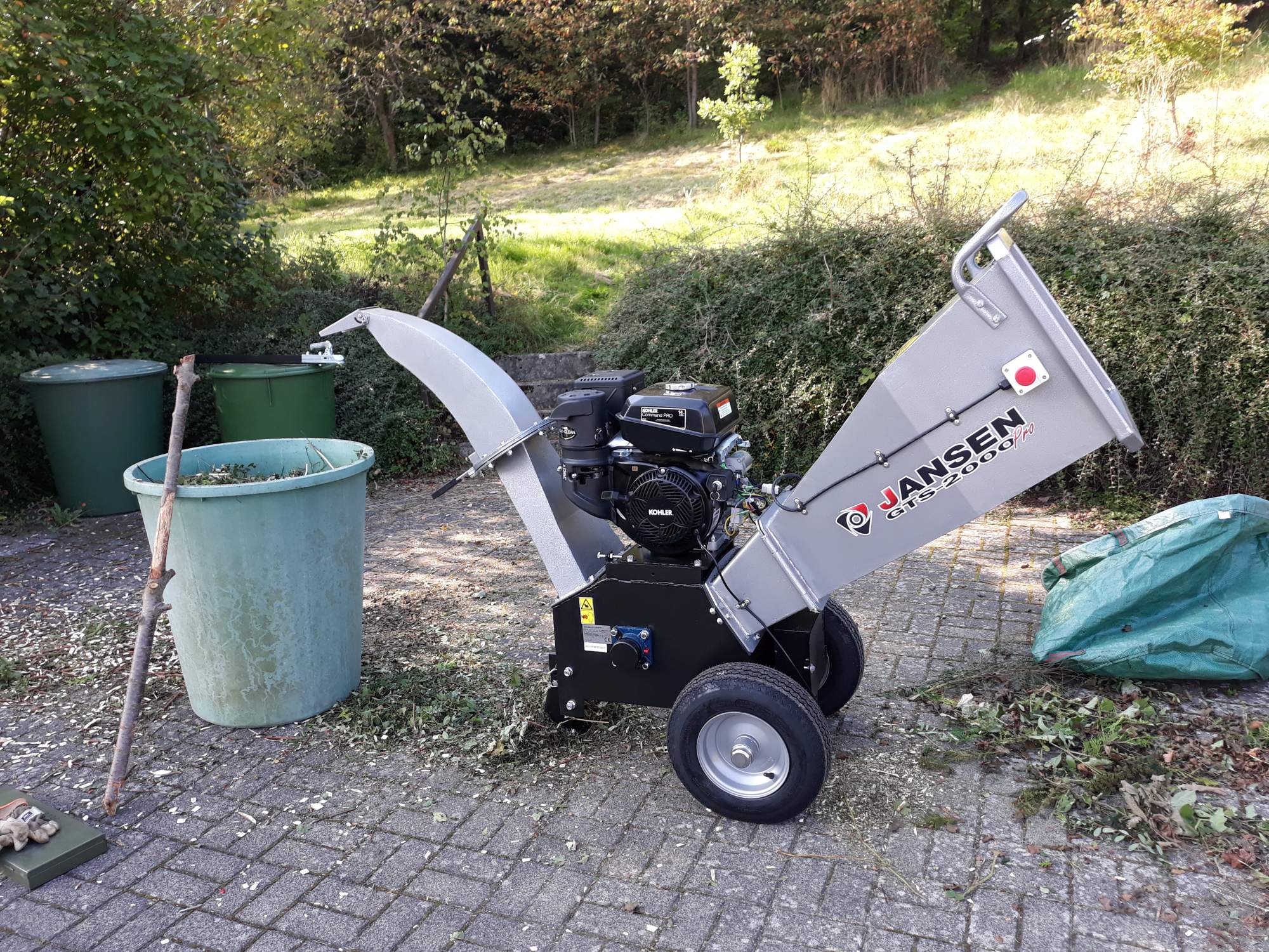 Bild vom Häckseln des Baum- und Strauchschnitts
